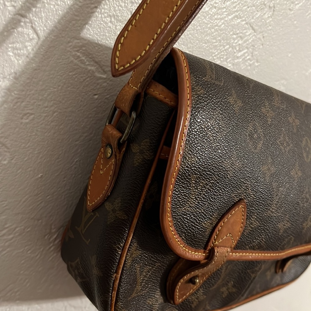 AUTHENTICATED Louis Vuitton Crossbody Bag Purse